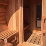 Terras en kleedruimte van een lange saunabarrel