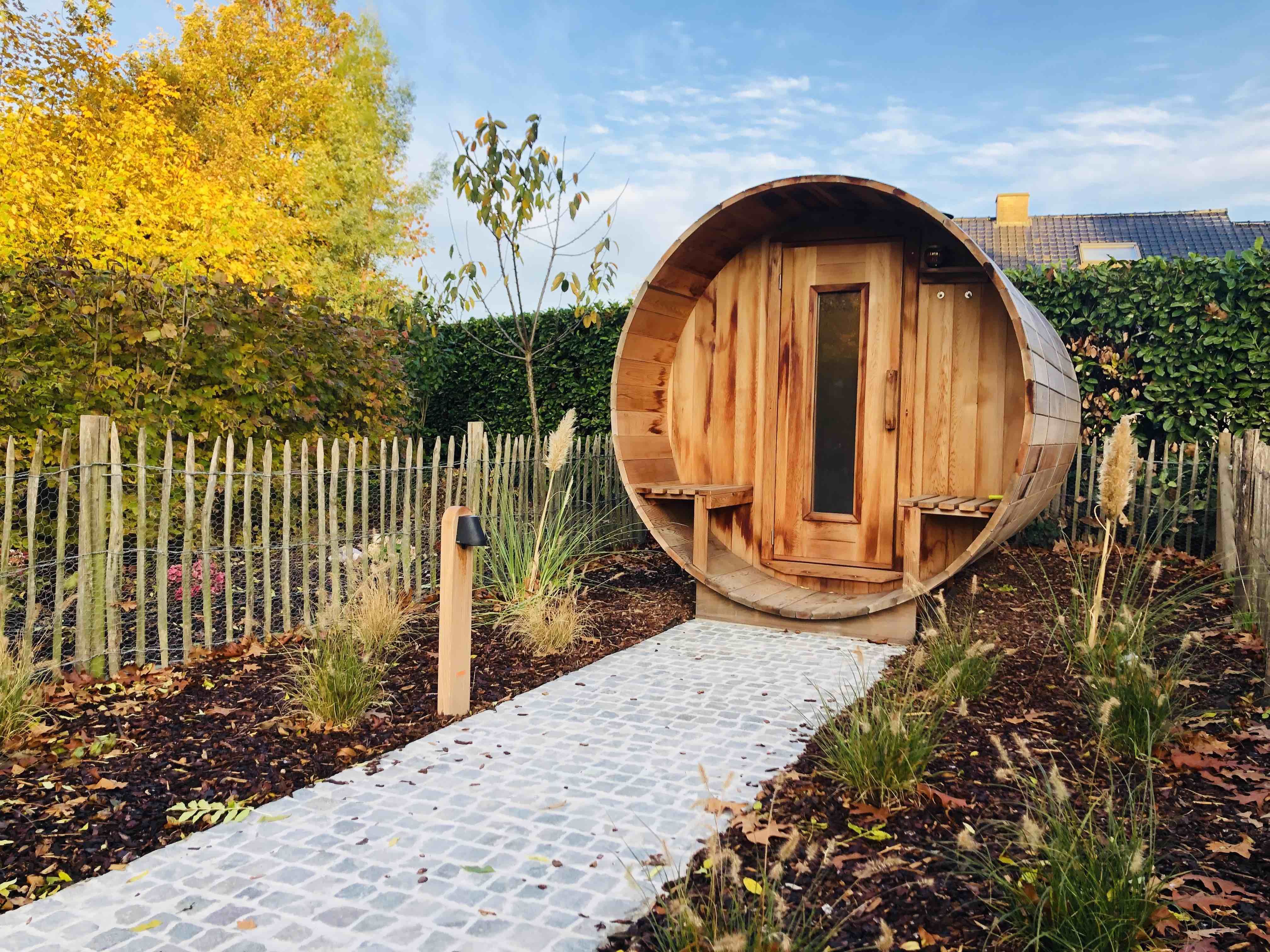 Barrelsauna in een volledig nieuw aangelegde tuin te Oostrozebeke