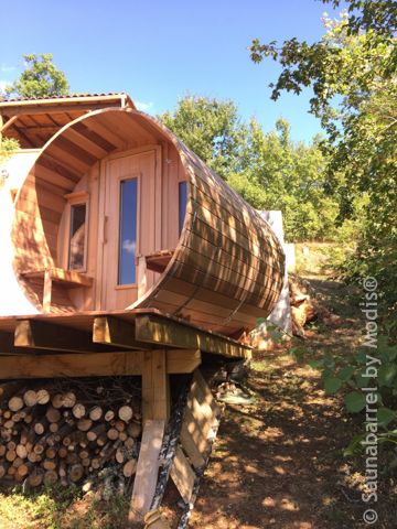 Saunabarrel, hout gestookt gemonteerd op een zwevend terras : realisatie in Saint-Pompon (Dordogne / Zuid-Frankrijk)