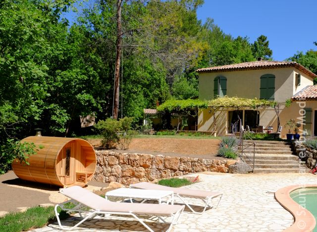 Saunabarrel bij zwembad : realisatie te Villecroze (Provence-Alpes-Côte d'Azur / Frankrijk)
